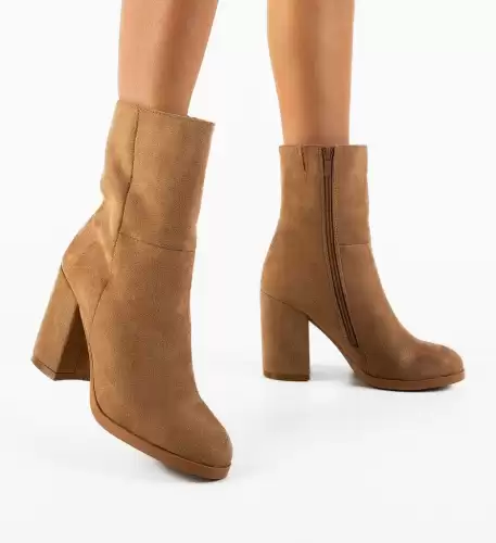 Botine dama Tshepo Camel