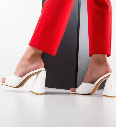 Saboti dama Ayla Albi